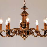 Lampadario a 8 braccia di pregio in ottone.