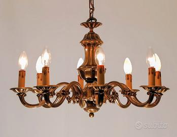 Lampadario a 8 braccia di pregio in ottone.