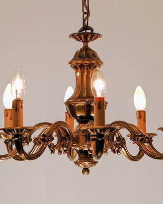 Lampadario a 8 braccia di pregio in ottone.