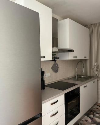 CUCINA, CONSOLLE E DUE SGABELLI