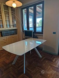Tavolo allungabile in vetro e metallo