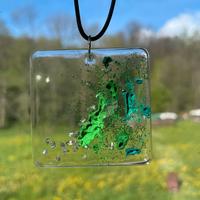 collana con ciondolo in resina