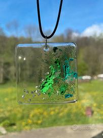 collana con ciondolo in resina