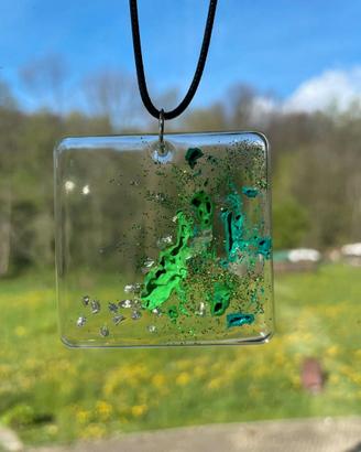 collana con ciondolo in resina