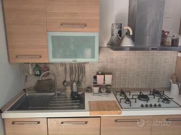 Cucina lineare con elettrodomestici