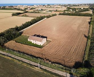 Casale da ristrutturare e terreno