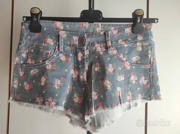 Pantaloncini grigi con fantasia a fiori