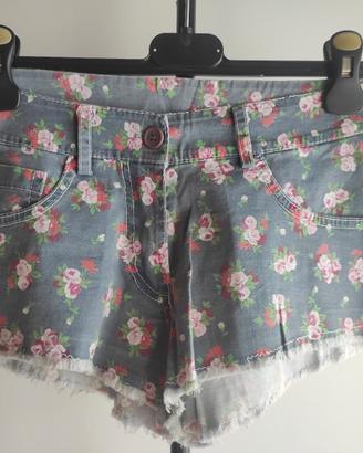 Pantaloncini grigi con fantasia a fiori