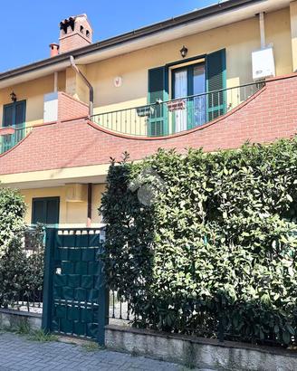 VILLA A SCHIERA A VELLEZZO BELLINI