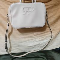 Piccolo bauletto con tracolla regolabile