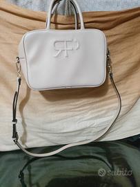 Piccolo bauletto con tracolla regolabile