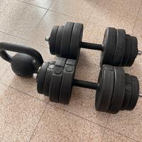 Coppia di manubri e kettlebell