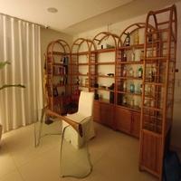 Mobili in vimini e legno. 