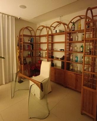 Mobili in vimini e legno. 