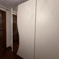 Armadio di frassino bianco con ante scorrevoli