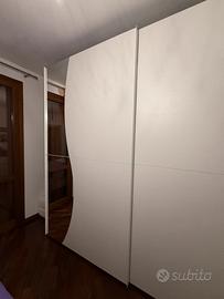 Armadio di frassino bianco con ante scorrevoli