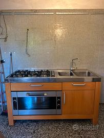 Cucina con piano cottura, lavello e forno