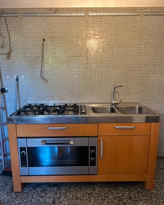 Cucina con piano cottura, lavello e forno