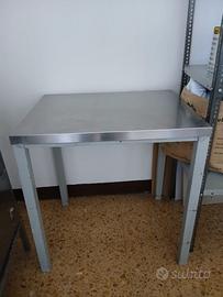 Tavolo in legno con piano in inox