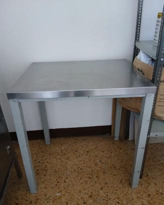 Tavolo in legno con piano in inox