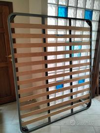 Letto matrimoniale in legno scuro con rete a doghe