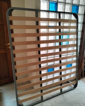 Letto matrimoniale in legno scuro con rete a doghe