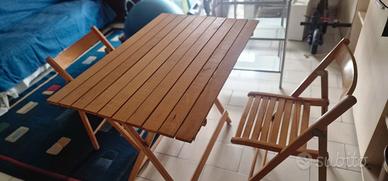 Tavolo in legno pieghevole con due sedie pieghevol