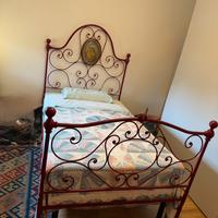 Letto antico restaurato.