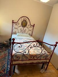 Letto antico restaurato.