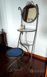 toeletta da trucco in ferro battuto con sgabello 