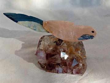 pappagallo in quarzo rosa su ametista 