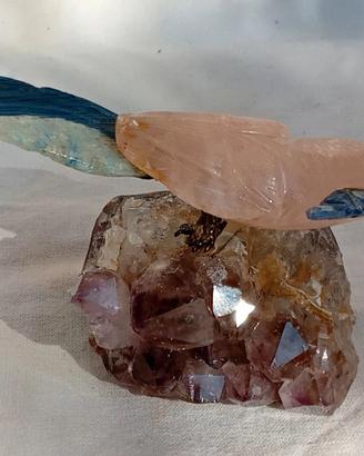 pappagallo in quarzo rosa su ametista 