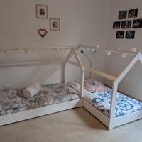 Coppia di lettini in legno a casetta montessoriani