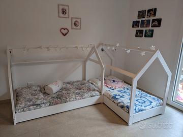 Coppia di lettini in legno a casetta montessoriani