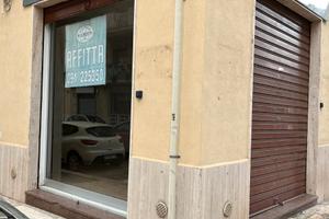 Serradifalco grazioso negozio 2 luci ristrutturato