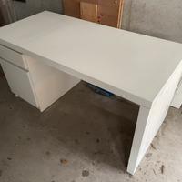 Scrivania bianca con cassetto e ripiani