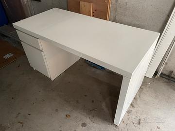 Scrivania bianca con cassetto e ripiani