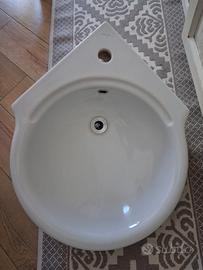 Lavandino angolare, diametro vasca 50 cm.