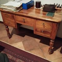 Scrivania in legno di olmo con gambe tornite