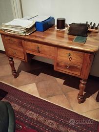 Scrivania in legno di olmo con gambe tornite