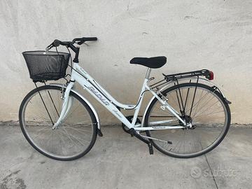 City bike pronte per passeggiate lavoro 28 26