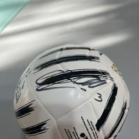 Pallone della Juventus firmato da alcuni giocatori