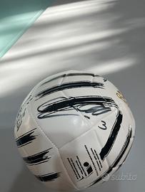 Pallone della Juventus firmato da alcuni giocatori