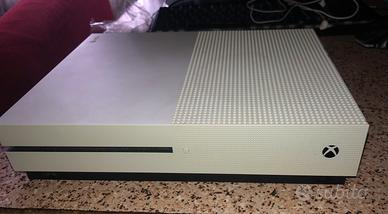 Xbox One S + 2 controller