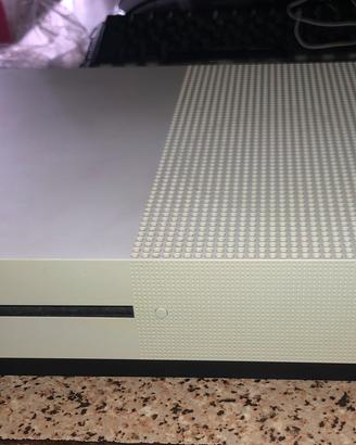 Xbox One S + 2 controller