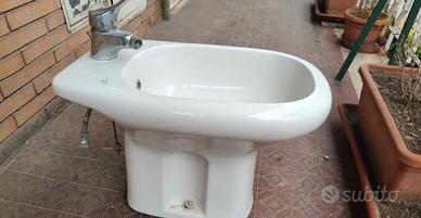 bidet in ceramica bianca