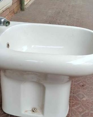 bidet in ceramica bianca