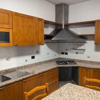 cucina completa con piano in marmo