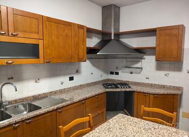 cucina completa con piano in marmo