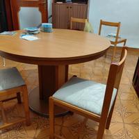 tavolo da soggiorno con sedie